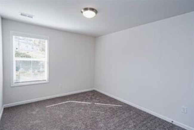 Building Photo - Spacious 3/2.5 Townhome Available February...