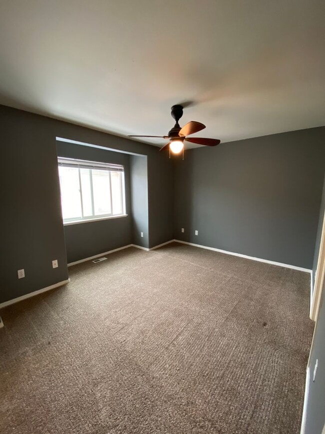 Building Photo - A lovely (3) bed, (2) bath end-unit townho...