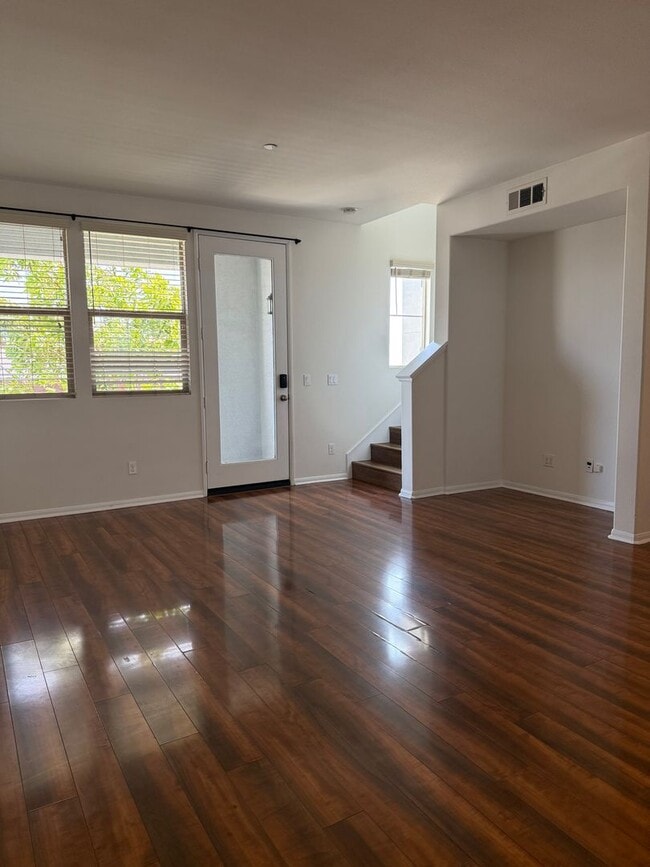 Building Photo - 2 Bedroom, 2.5 Bath Tri-level townhouse in Signal Hill