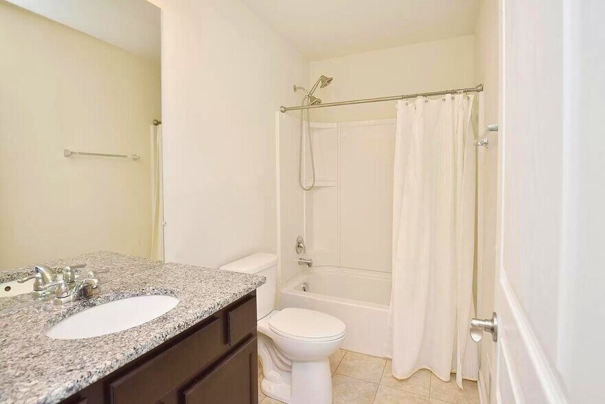 Building Photo - 863 Barclay Cir