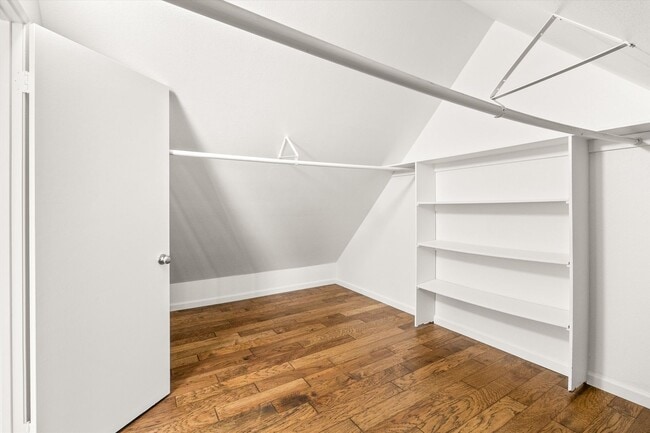 Building Photo - Renovated 2bed x 2.5bath Townhouse with Pr...