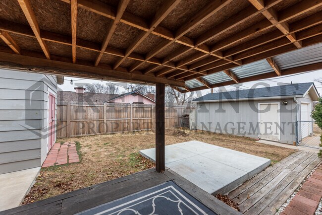 Building Photo - 2210 W Columbine Ln