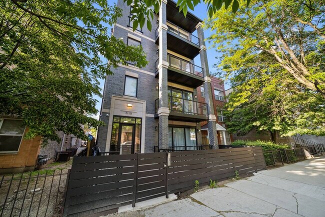 Building Photo - 2110 W Washington Blvd