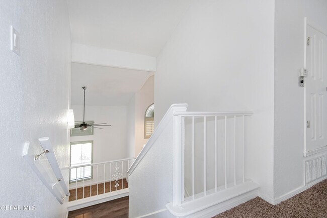 Building Photo - 908 Los Pinos Way