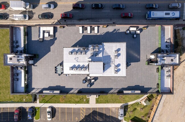 Building Photo - 2725 N Thatcher Ave