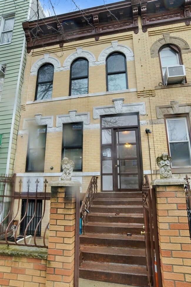 Building Photo - 176 Schaefer St
