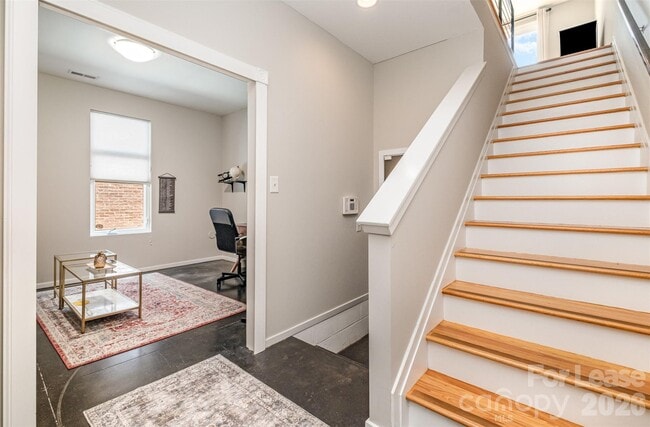 Building Photo - 925 Westbrook Dr