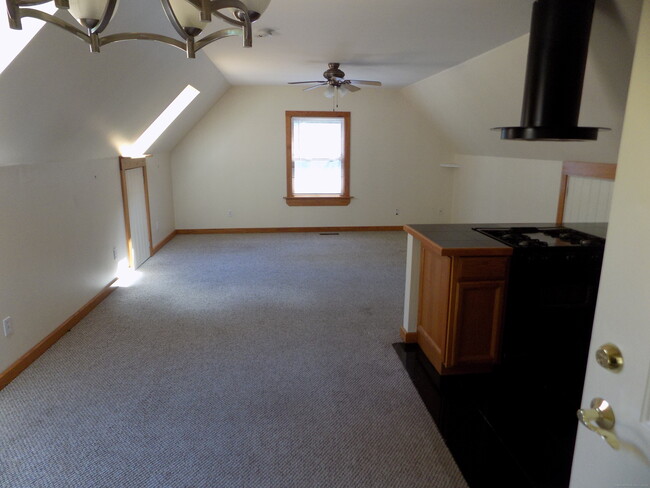 Building Photo - 5 Acorn Ln