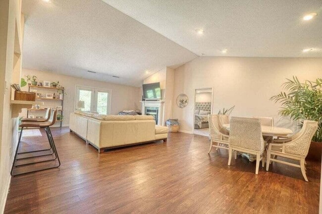 Building Photo - 3636 Augusta Dr