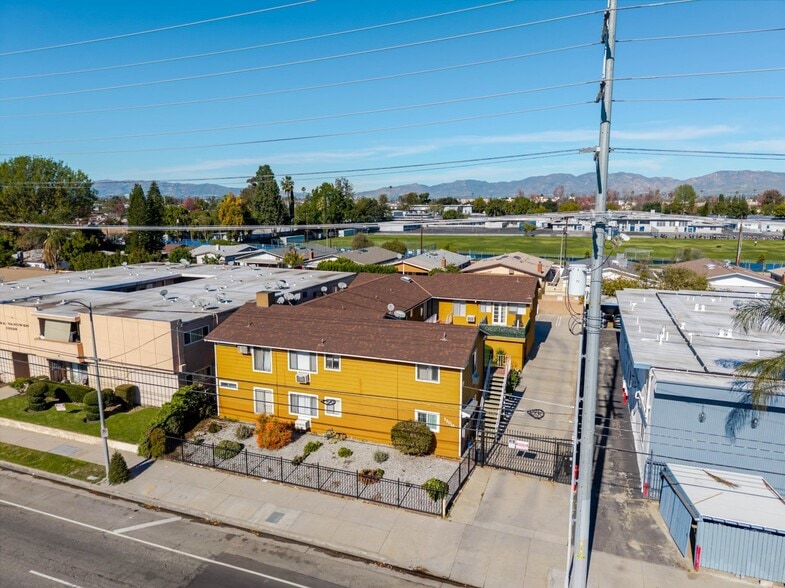 Building Photo - 13015 Vanowen St
