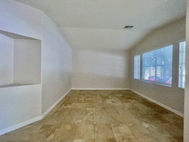 Building Photo - Stunning 3 bedroom 3 bath with dual primar...