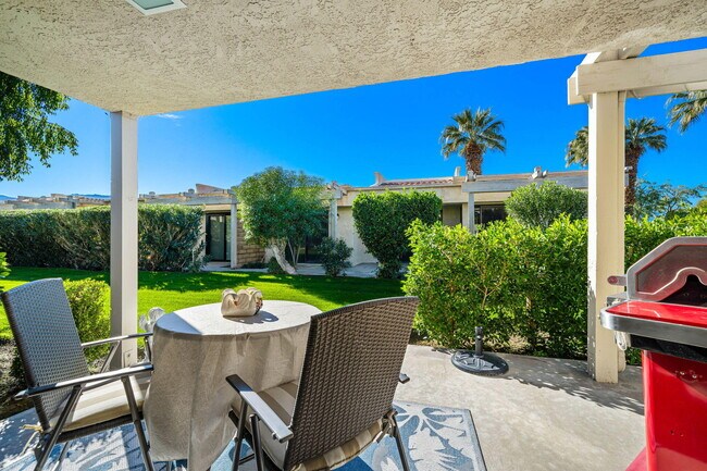 Building Photo - 255 Vía Rengo