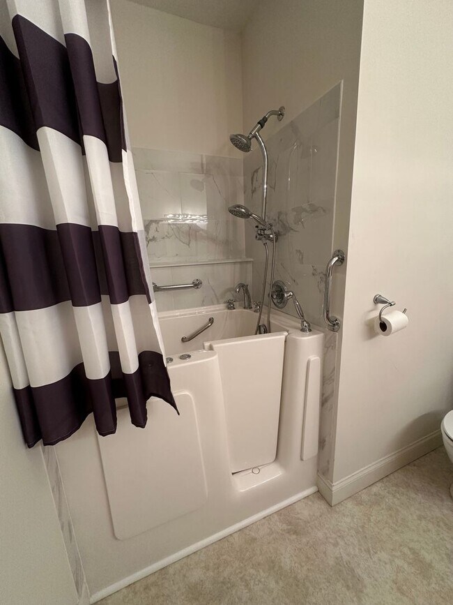 Building Photo - 3 Bedroom / 2 Bath/2 car garage/sunroom Brick Home Kingsport, TN