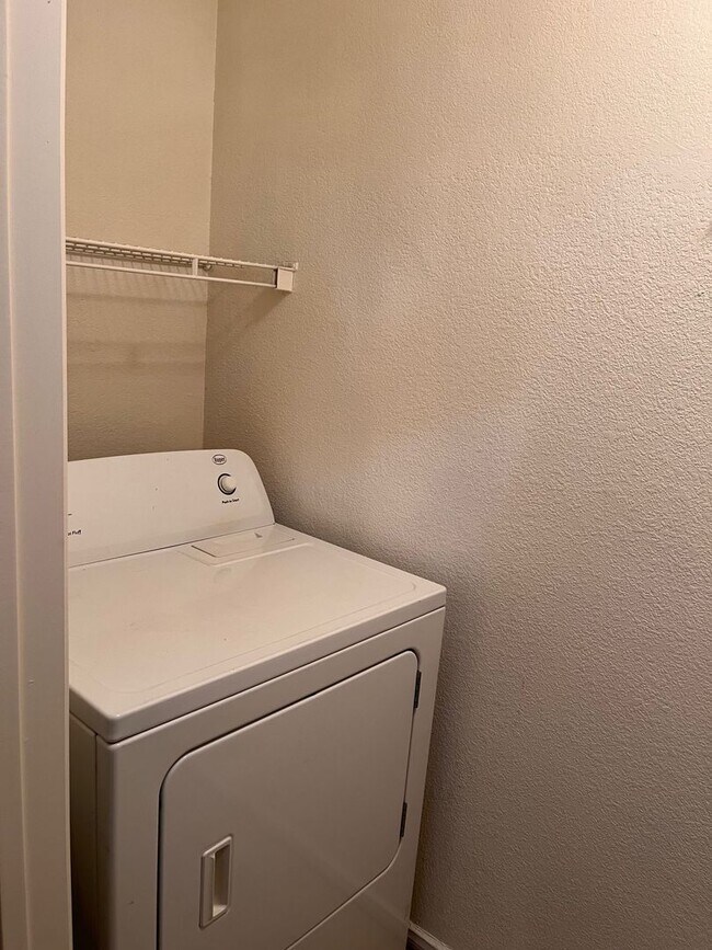 Building Photo - Mannetta Lane Condo / 2 BR - 1st Floor