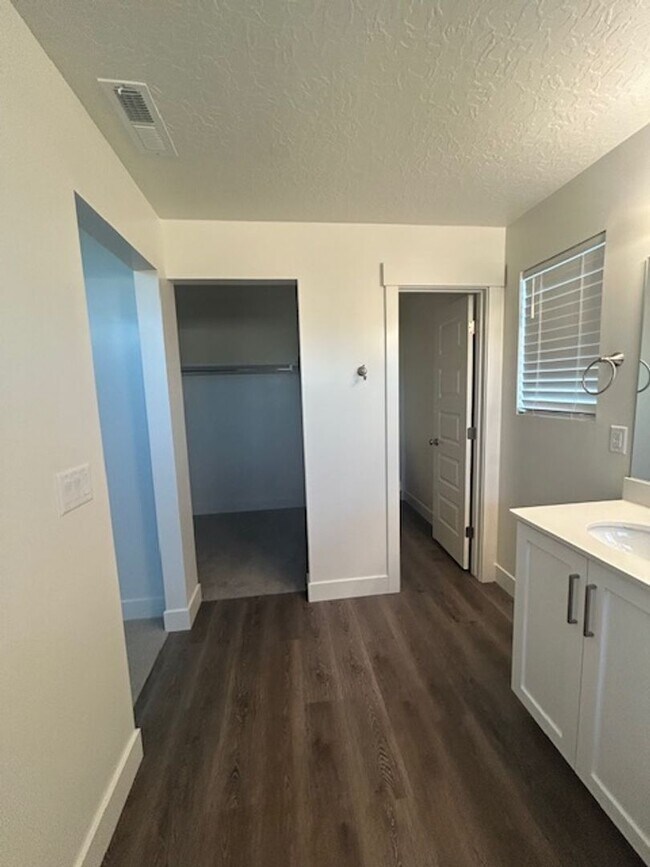 Building Photo - Move In Ready 4 Bedroom Home!