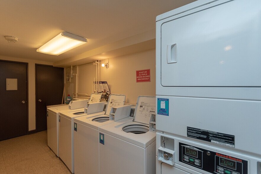 Building Photo - 535 W Aldine Ave