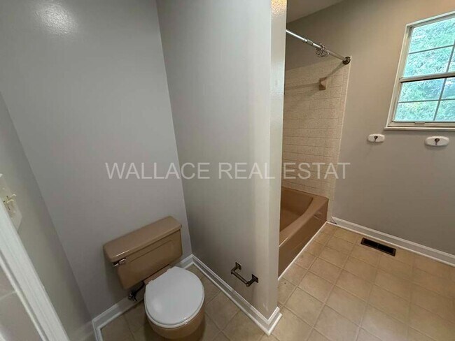 Building Photo - NEW RENTAL RATE...FARRAGUT LIVING OFFERING 4 BEDROOMS AND 3.5 BATHS WITH NICE SUN PORCH