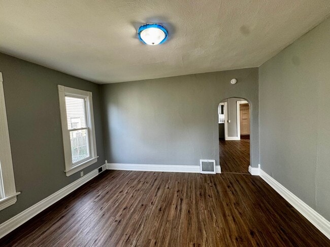Building Photo - 410 9th St