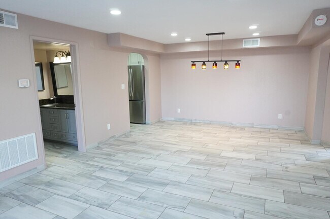 Building Photo - 10444 N 69th St