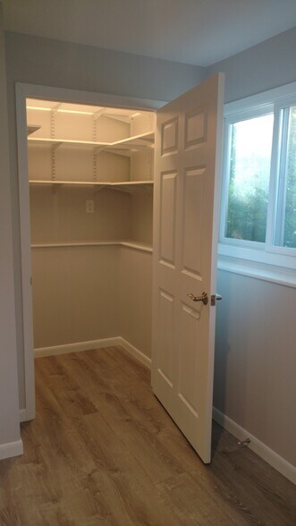 Building Photo - 1556 Hillview Rd