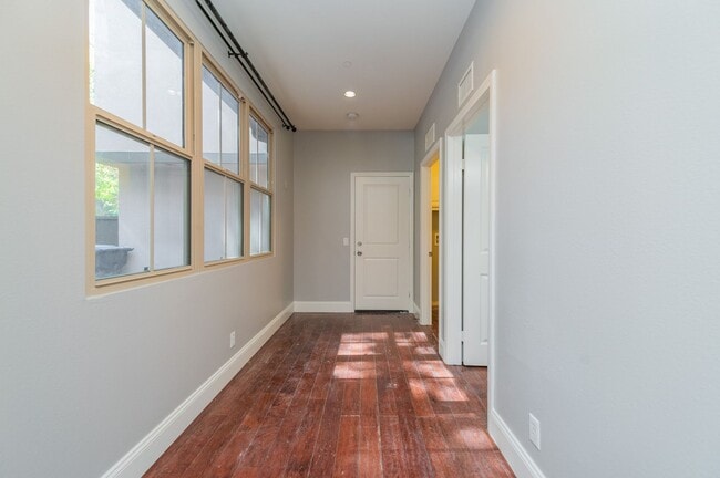 Building Photo - 3BD/2.5BA/2Garage Two Story upgraded End Unit Condo Woodbury Irvine $4800