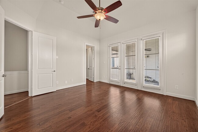 Building Photo - 703 Live Oak St