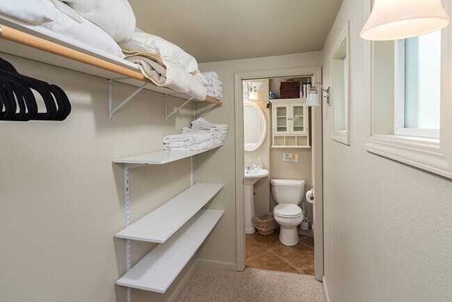 Building Photo - 139 SE Heyburn St