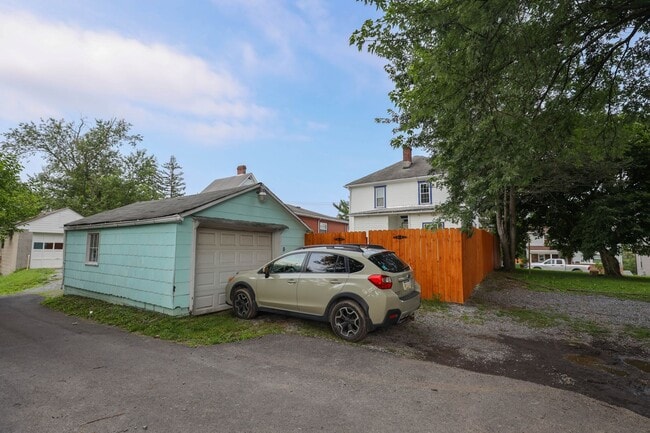 Building Photo - 670 Jones Ave