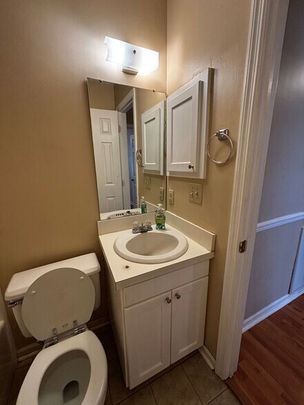 Guest bathroom - 2108 Hamilton Pl N