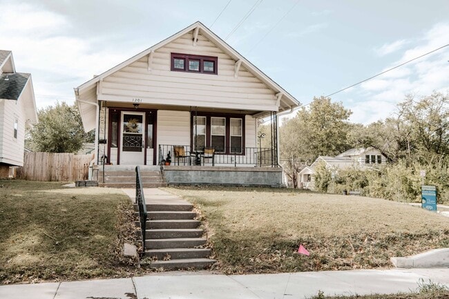 Building Photo - Charming 3 Bedroom Home with Hardwood Floo...