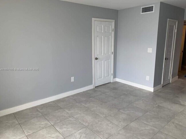 Building Photo - 1301 NE Miami Gardens Dr