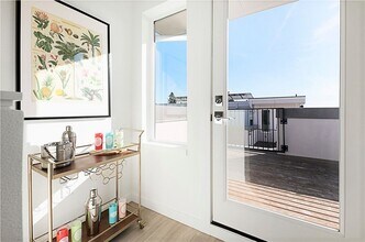 Building Photo - Modern Urban Design in Ballard Townhome!  ...