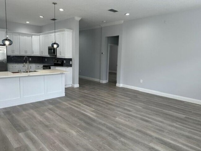 Building Photo - Completely remodeled 4 Bedroom 2 Bath sing...