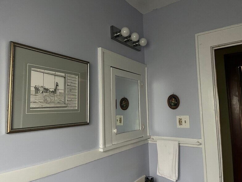 Building Photo - 719 W 2nd St