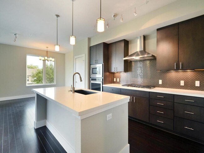 Building Photo - 2612 W 12th St