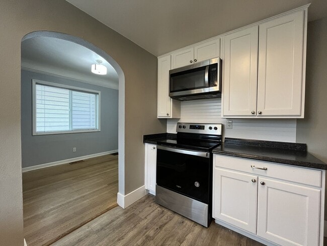 Building Photo - Three-Bedroom Home with Updated Kitchen & Vaulted Ceilings