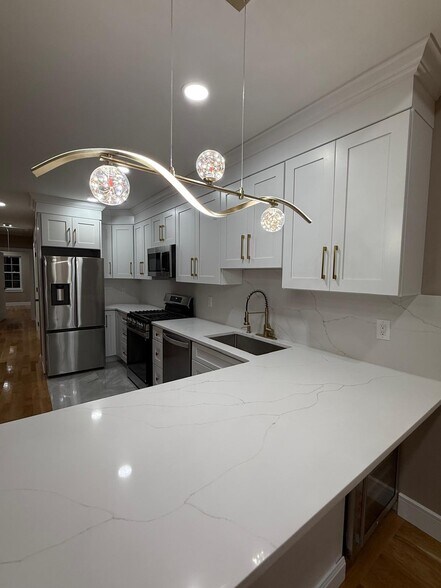 Building Photo - 13 Brook St