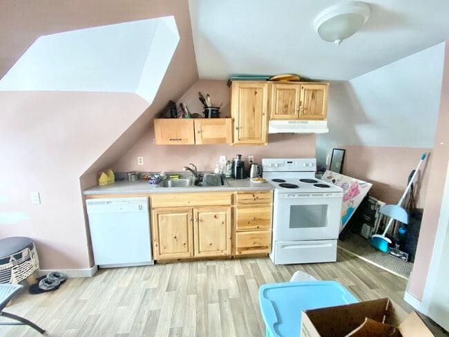 Building Photo - 34 Colchester Ave