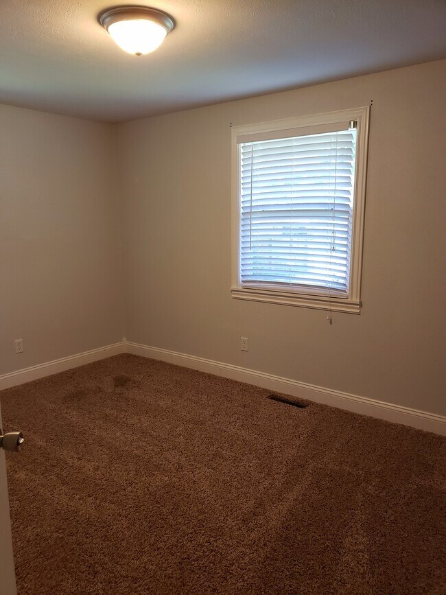 Building Photo - Granite Counter Tops w/ Open Floor Plan in...