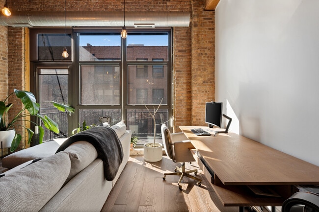 Building Photo - 1040 W Adams St