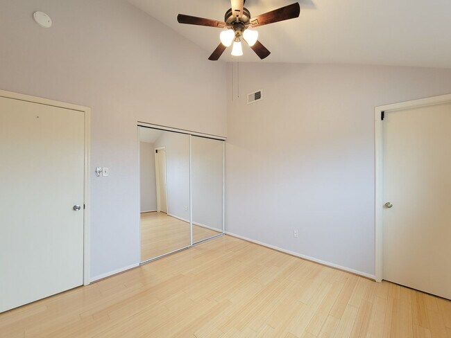 Building Photo - Medical Center Living at Its Best – Poolsi...