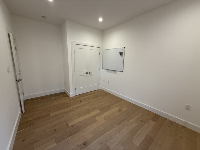 Building Photo - 946 Saratoga St