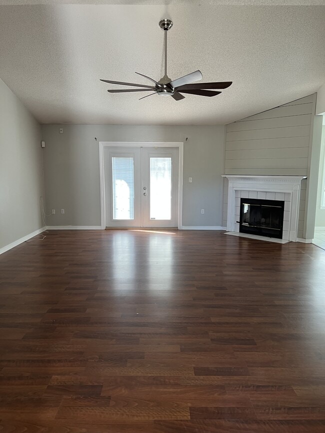 Building Photo - 160 Nicole Ln