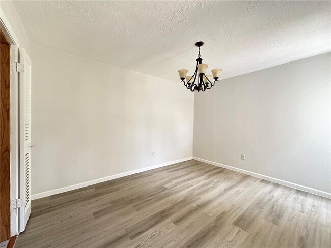 Building Photo - 6102 Howland Ct