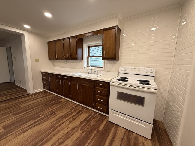 Building Photo - 211 E Park St