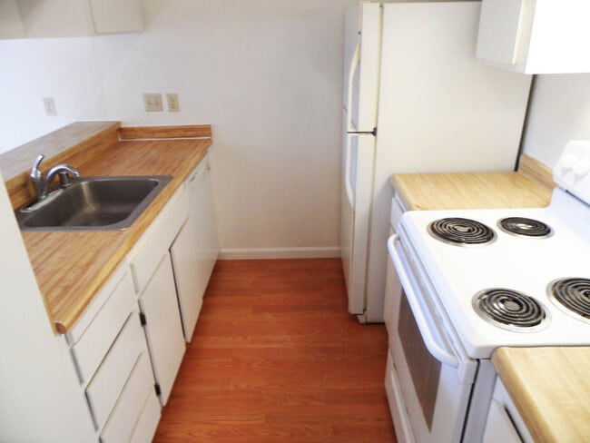 Building Photo - Cozy condominium in Blossom Valley. Hardwood floor, dishwasher, balcony.
