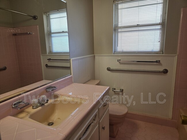 Building Photo - 3225 N Ridgewood Dr