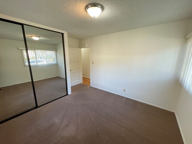 Building Photo - Central Ventura Home with Large Yard!