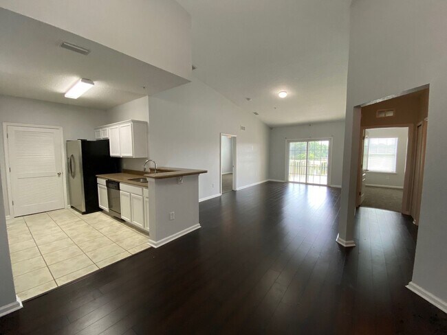 Building Photo - Beautiful 2 bedroom, 2 bathroom condo for ...