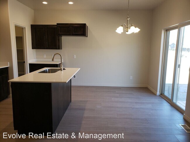 Building Photo - 5 br, 3.5 bath House - 788 N 2560 E